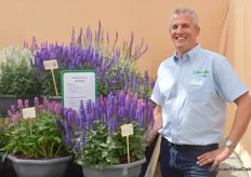 Geert-Jan Aaldering met Salfia Midnight. The key features of Salvia nemorosa Midnight are: "Vigorous spikes, to 35cm tall and can spread up to 30 cm, butterfly and pollinator friendly, drought-tolerant, strong in retail market (after sales)."